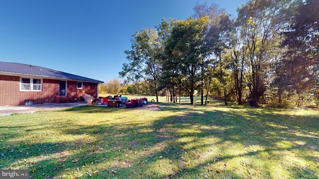 view of yard featuring an outdoor hangout area and a patio area