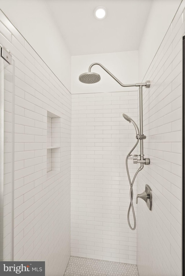 bathroom featuring a tile shower