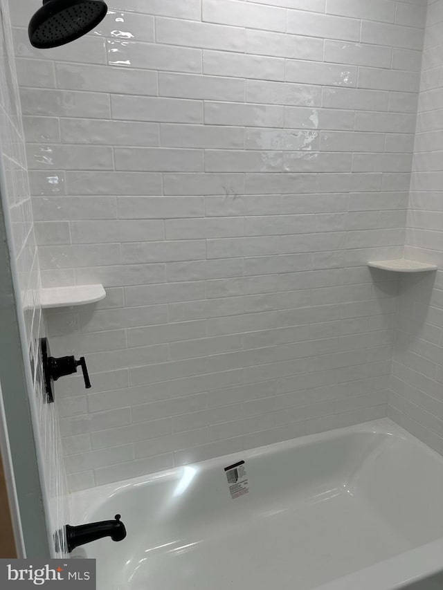 bathroom featuring tiled shower / bath combo