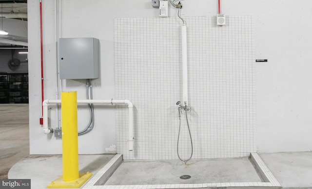 bathroom featuring concrete floors