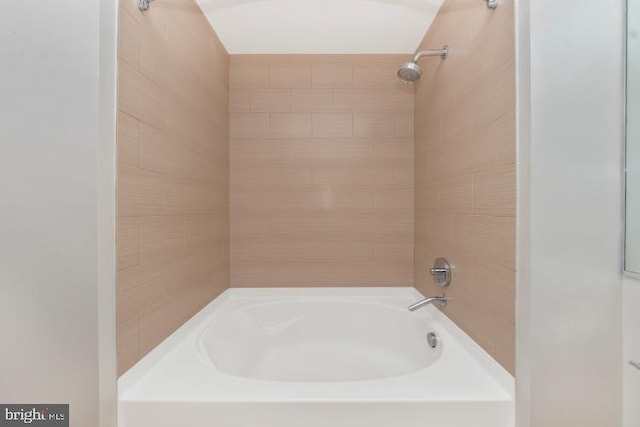 bathroom with tiled shower / bath combo