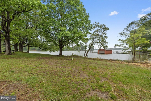 view of yard featuring a water view