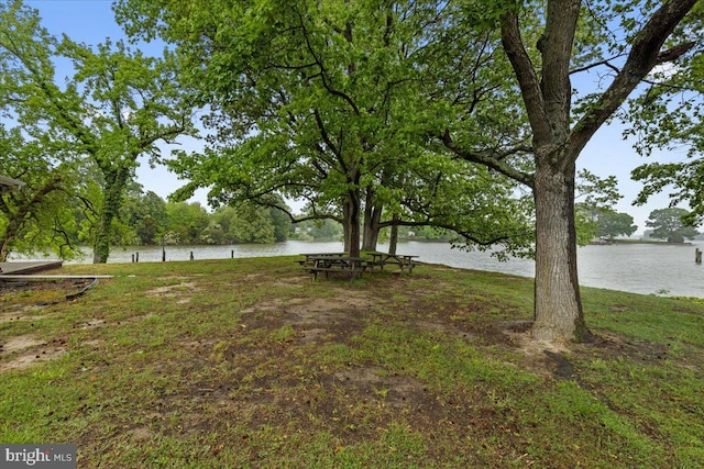 view of yard featuring a water view