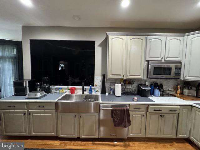 kitchen with stainless steel appliances, tasteful backsplash, and sink