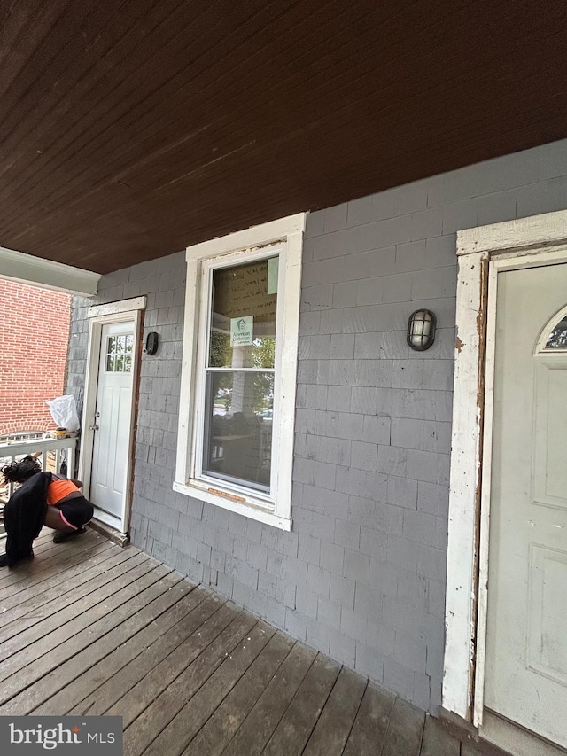 doorway to property with covered porch