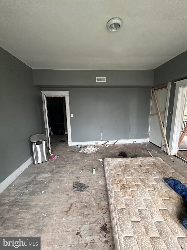 empty room with baseboards and visible vents