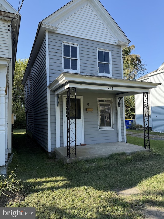 front facade featuring a front lawn and covered porch