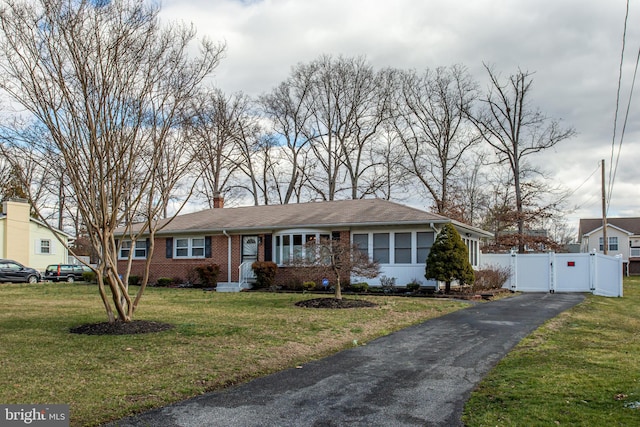 ranch-style home featuring a front lawn