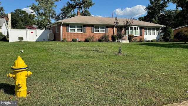 ranch-style house featuring a front yard