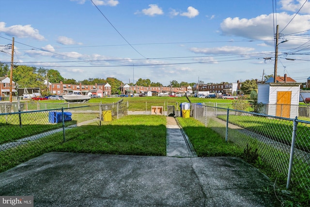 view of yard featuring a shed