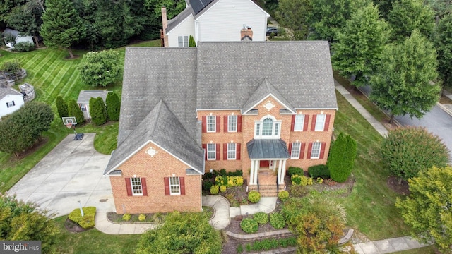 view of front of property with a front lawn