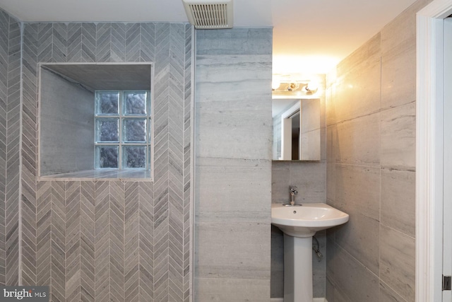 bathroom featuring tile walls