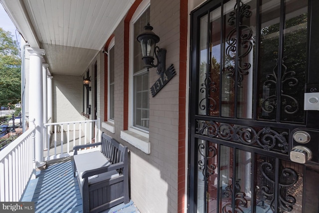 property entrance featuring a porch