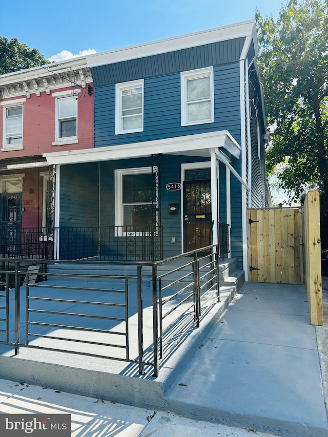 view of front of property featuring a porch