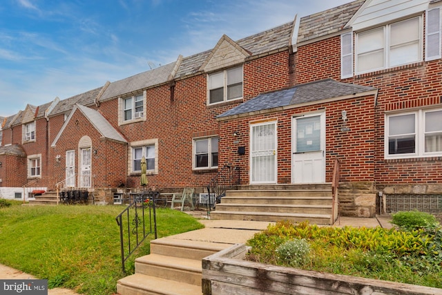 view of front of property with a front lawn