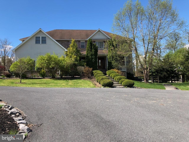 view of front of home featuring a front yard