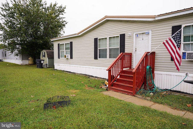 manufactured / mobile home featuring a front yard