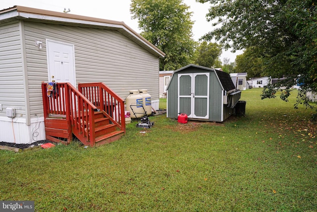 view of yard with a storage unit