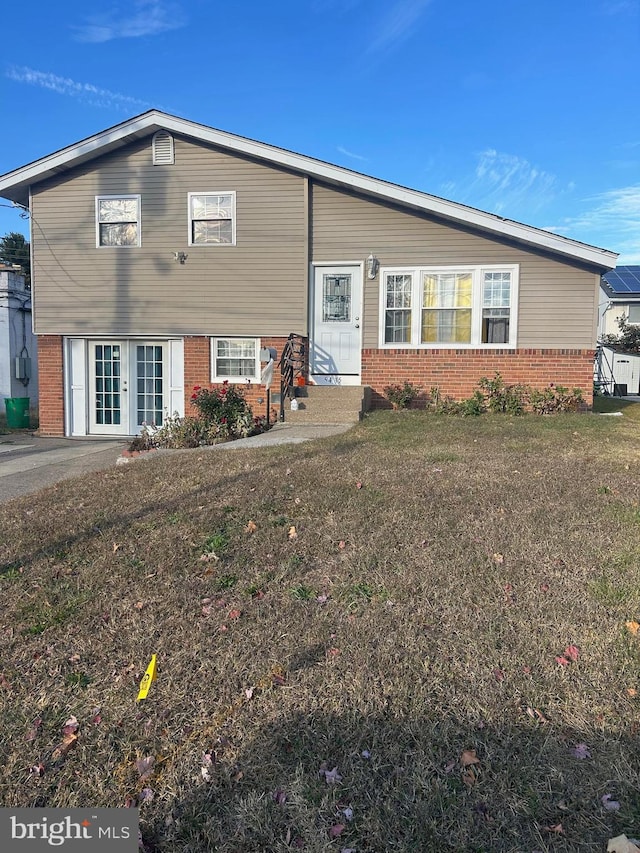 view of front of home featuring a front yard