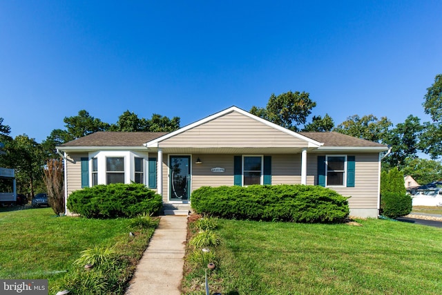 view of front of property featuring a front yard