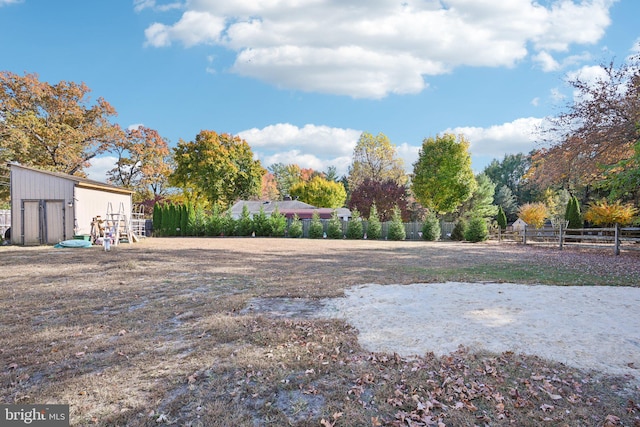 view of yard featuring an outdoor structure