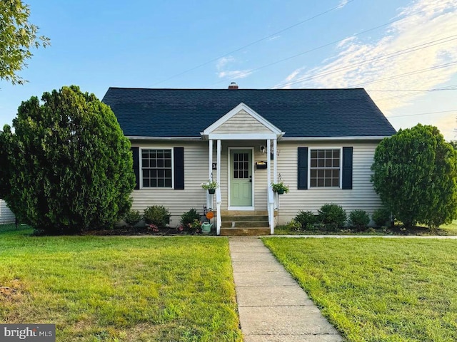 view of front facade featuring a front lawn