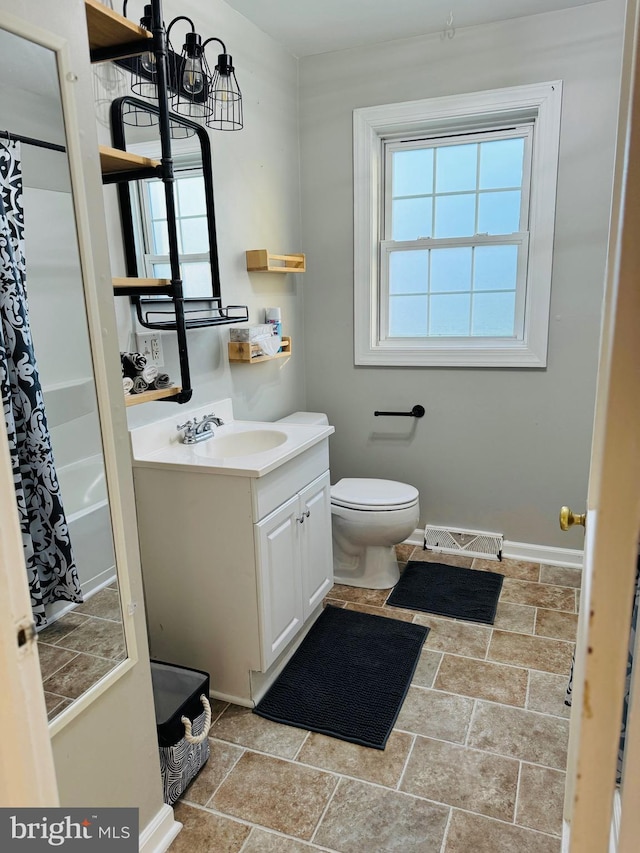 full bathroom with shower / bath combo with shower curtain, vanity, and toilet