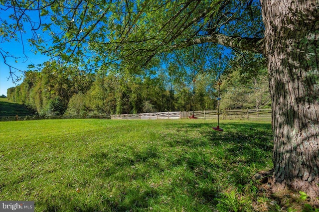 view of yard featuring a rural view