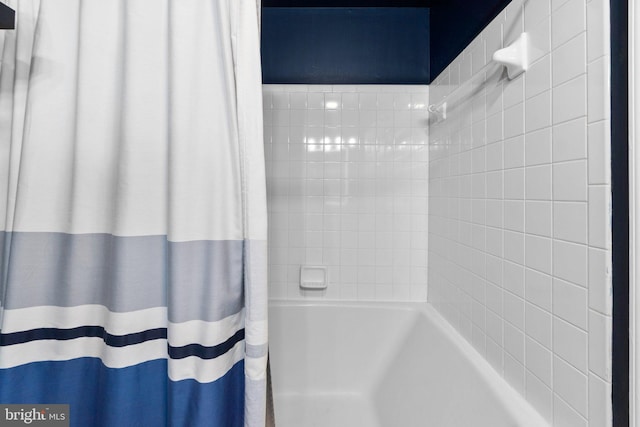 bathroom with shower / tub combo with curtain