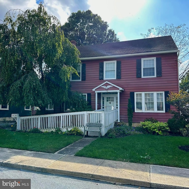 view of front of home featuring a front yard