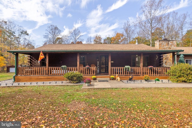 view of front of home with a front lawn