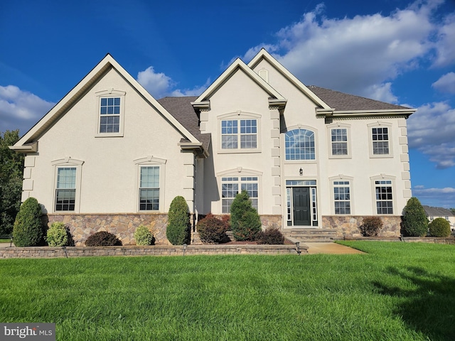 view of front of property featuring a front lawn