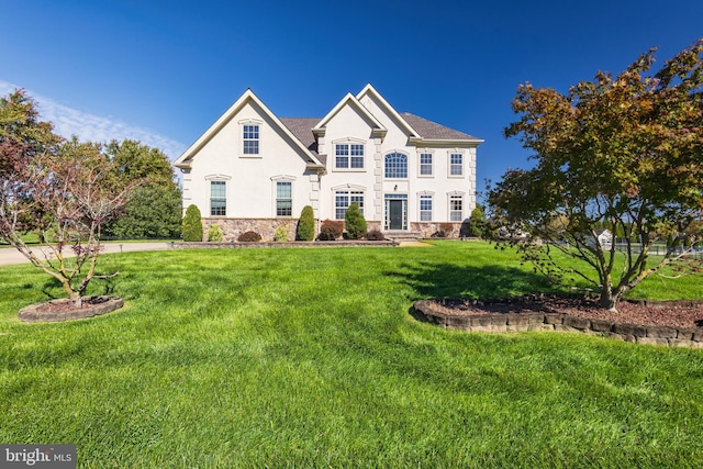 view of front of home featuring a front yard