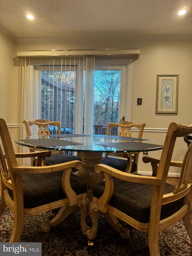 dining space with ornamental molding