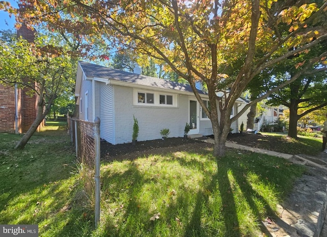 view of front of home featuring a front lawn