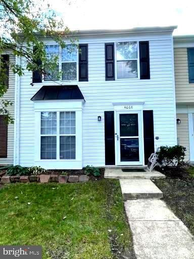 view of front of house with a front lawn