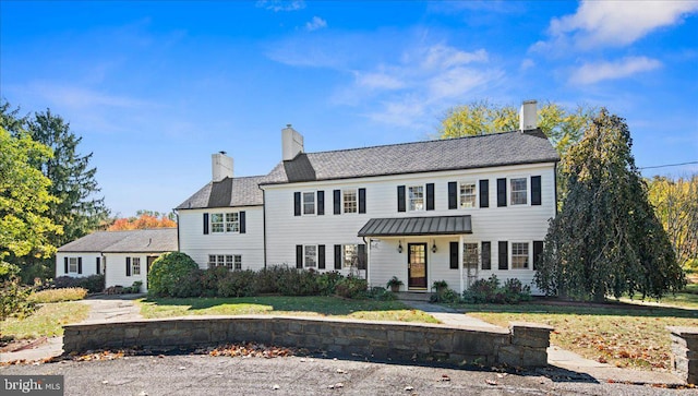 view of front of home featuring a front yard