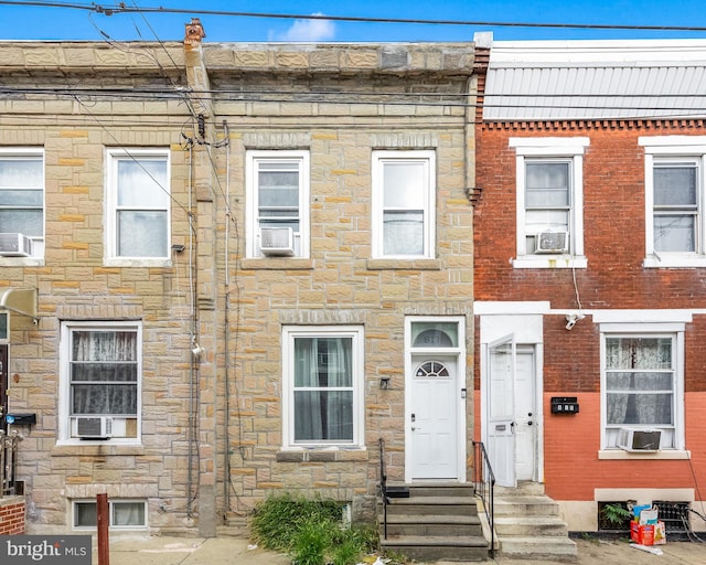 townhome / multi-family property featuring cooling unit