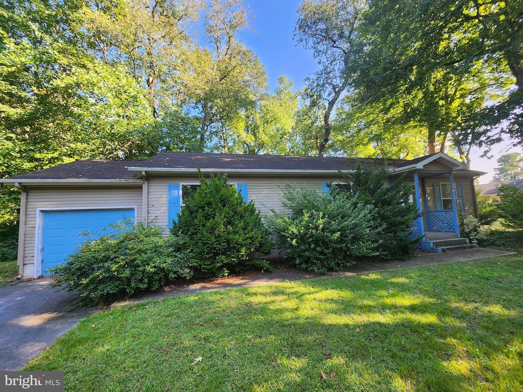 view of front of property featuring a garage and a front lawn