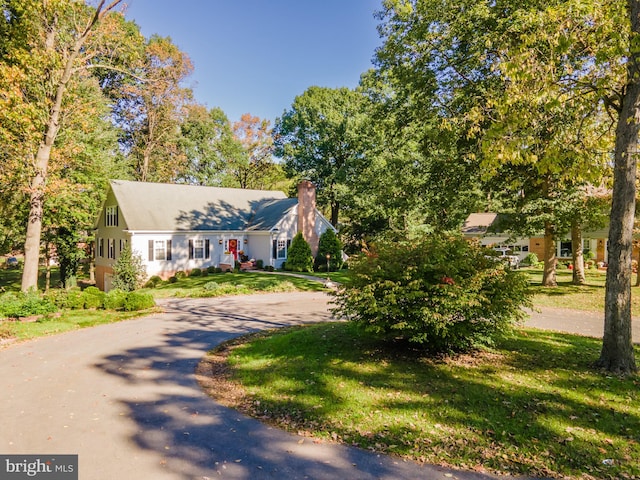 view of front of house featuring a front yard