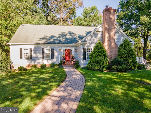 view of front facade with a front lawn