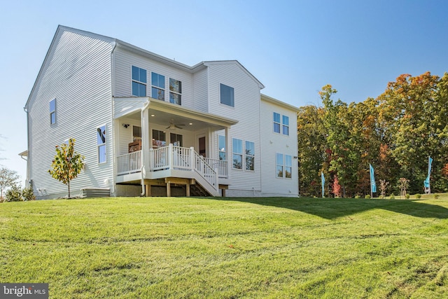 view of front of home featuring a front lawn and ceiling fan