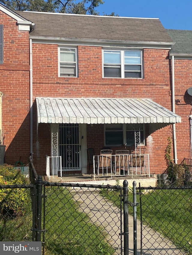 view of front of home featuring a front lawn