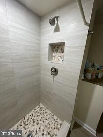 bathroom featuring tiled shower