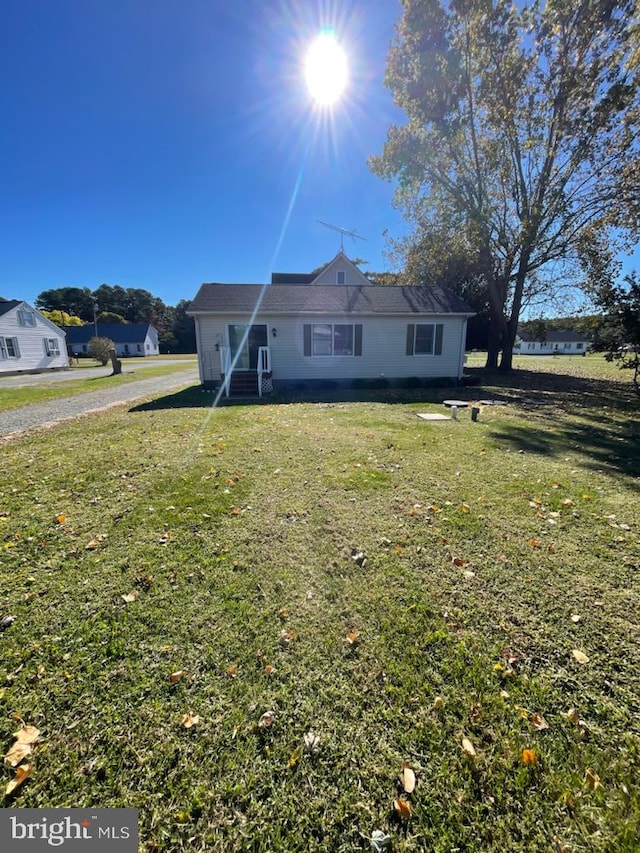 view of front facade featuring a front yard