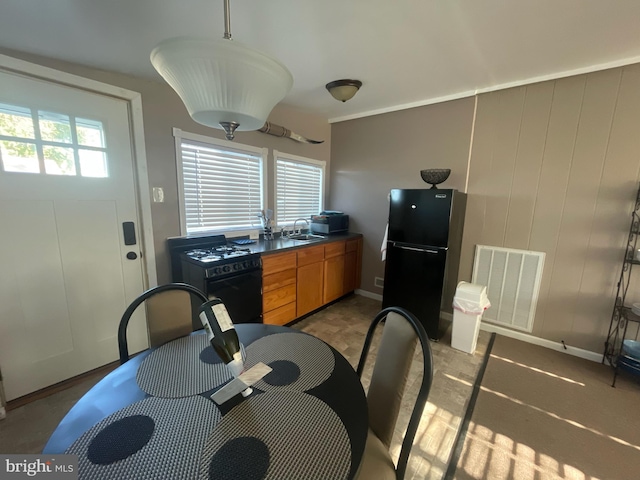 dining area with sink and plenty of natural light