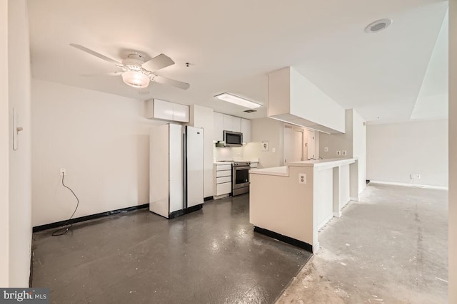 kitchen featuring appliances with stainless steel finishes, kitchen peninsula, ceiling fan, and white cabinets