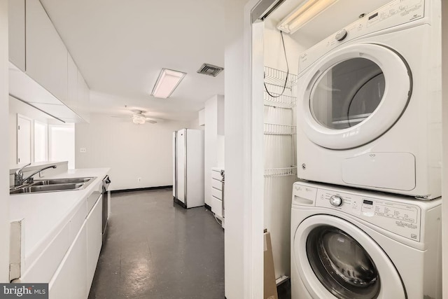 washroom with ceiling fan, sink, and stacked washer / drying machine