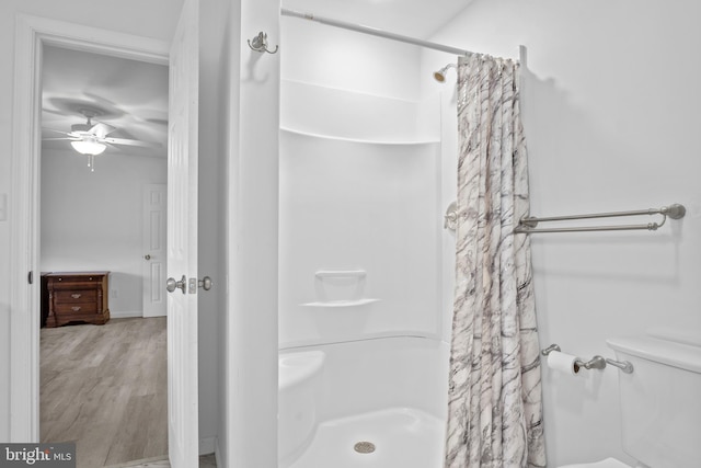 bathroom with curtained shower, hardwood / wood-style flooring, and ceiling fan