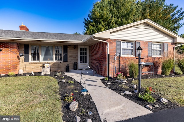 view of front of home featuring a front lawn